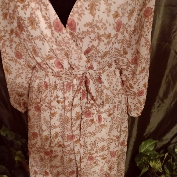 SOLD 🚨 Must Bundle Sale 5.00! BOHEMIAN Floral Style Dress - Picture 3 of 9